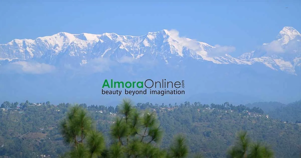 हरी पहाड़ियों के पार हिमालय का क्षितिज