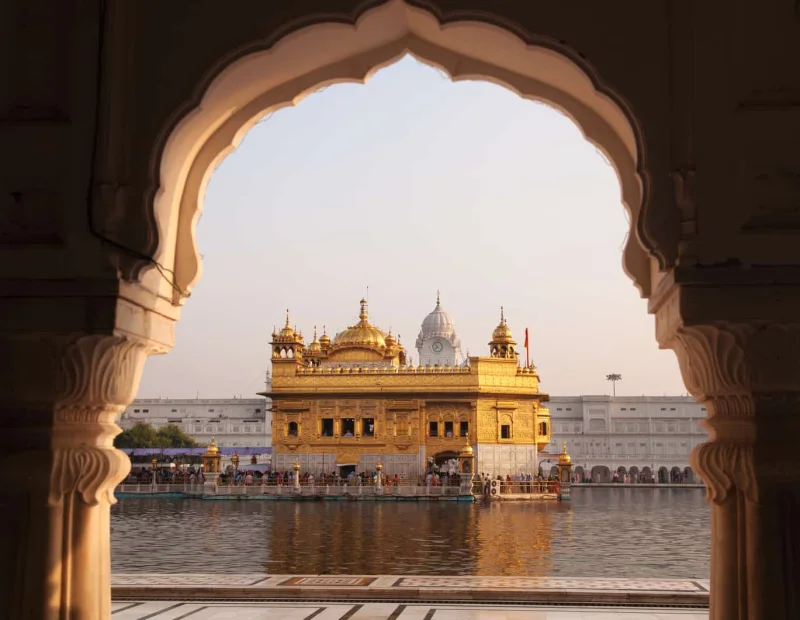 500 किलो सोने से सजा हुआ है अमृतसर का ये मंदिर,जो श्री हरमंदिर साहिब के नाम से भी जाना जाता है