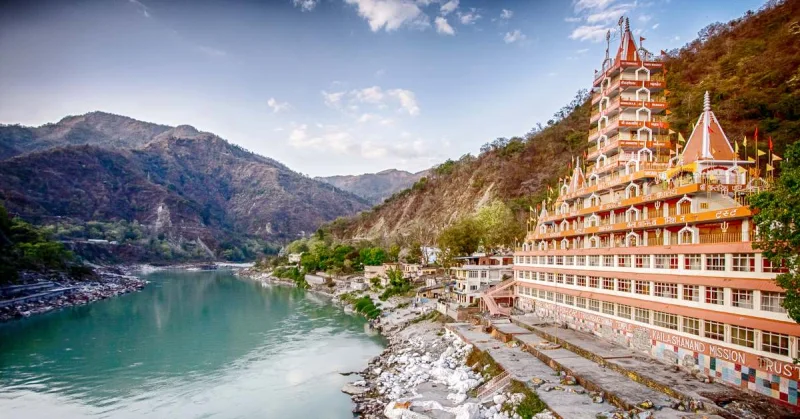 Rishikesh on the banks of the Ganga: a place to explore yoga, riverside walks and living traditions.