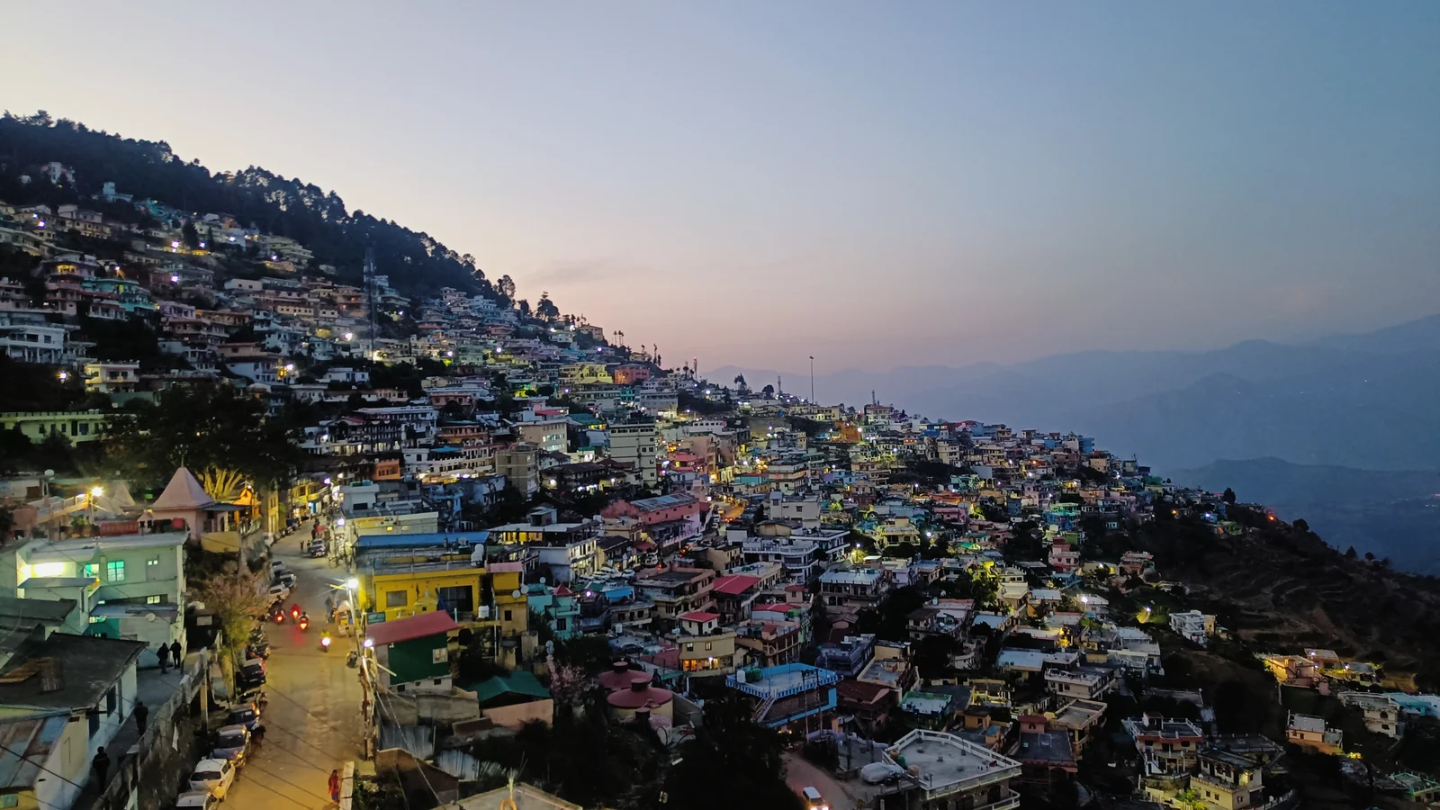 गढ़वाल में पौड़ी नगर का शाम का दृश्य