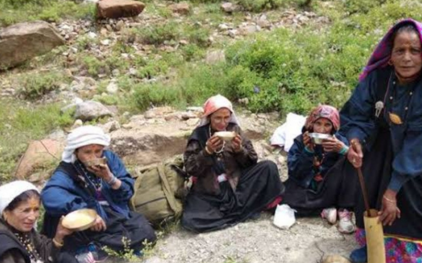 चीन सीमा से लगे चमोली जिले के नीती गांव से निचले इलाकों की ओर पलायन करते भोटिया जनजाति के लोग