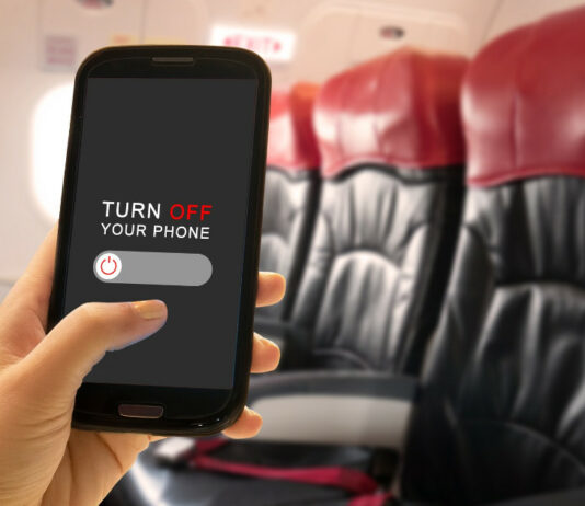 हवाई जहाज पर इलेक्ट्रॉनिक उपकरणों को बंद क्यों करना पड़ता है? mobile-phone-plane(1)