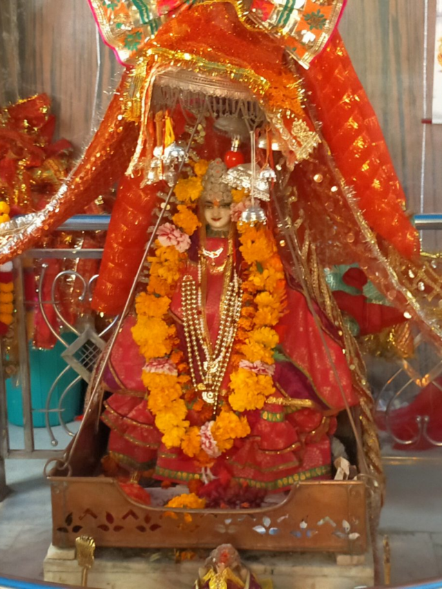रानीखेत के मंदिर में झूला झूलती हैं देवी मां |