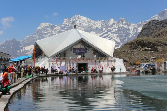 hemkund lake
